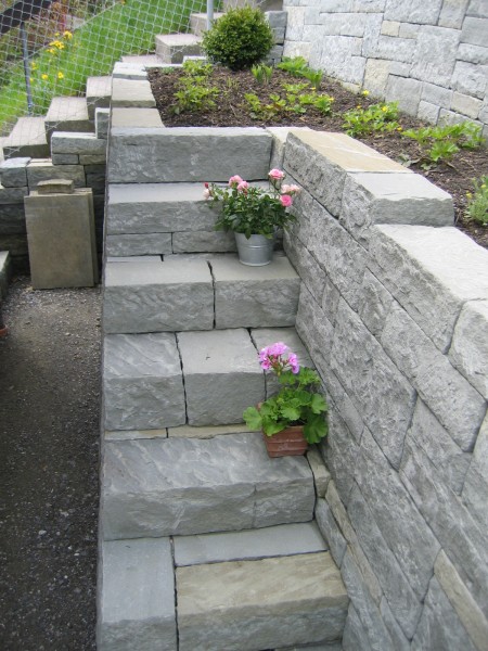 Wir beraten Sie gern zu den Einsatzmöglichkeiten für Mauern und Treppen in Ihrem Garten
