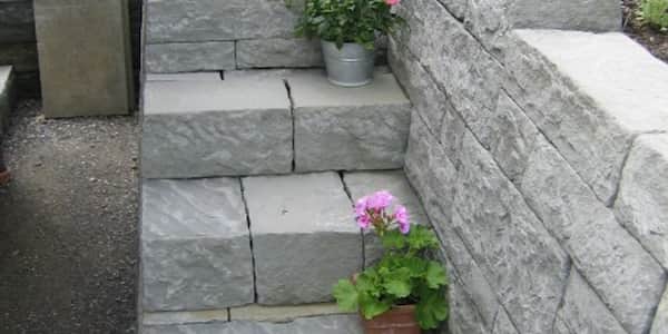 Wir beraten Sie gern zu den Einsatzmöglichkeiten für Mauern und Treppen in Ihrem Garten
