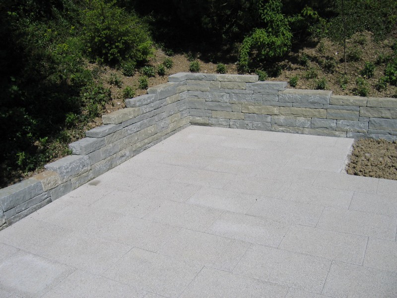 Realisierung Ihres Wunschgartens von der Rohplanie bis zum blühenden Garten. In Naturstein oder Holz, Keramik oder modernem Beton.