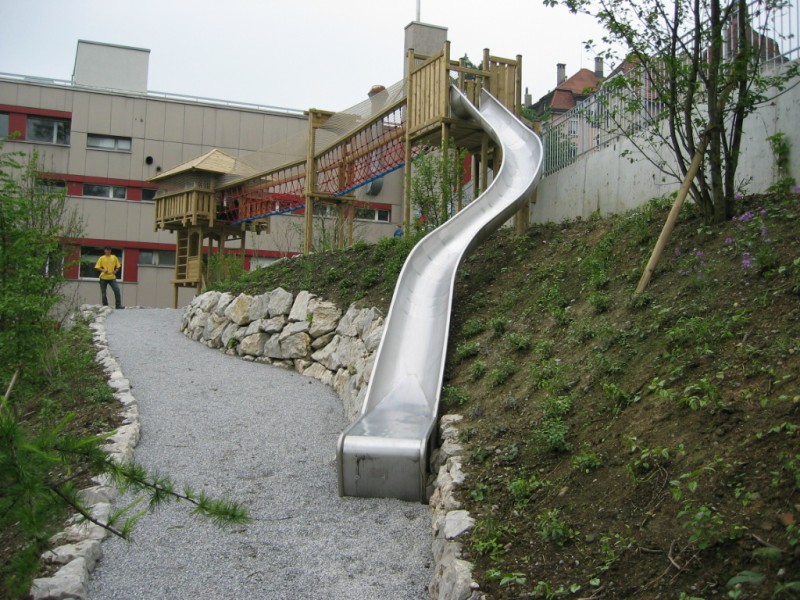 Integrieren Sie Spielflächen attraktiv in die Umgebung