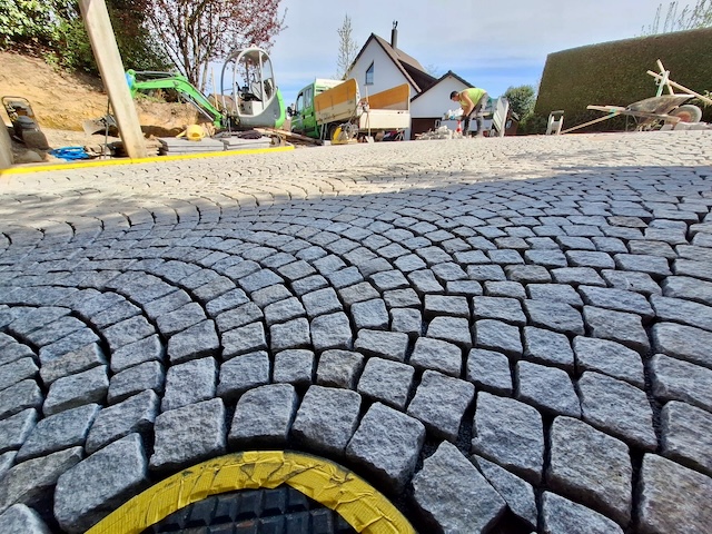 Gartengestaltung mit Natursteinpflästerung