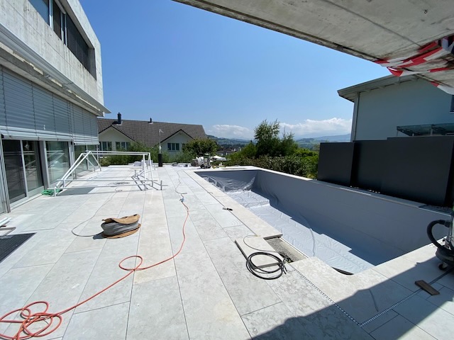 Poolbau in der Ostschweiz: Betonpool mit Folie oder GFK Pool und welcher Filter ist wirklich besser