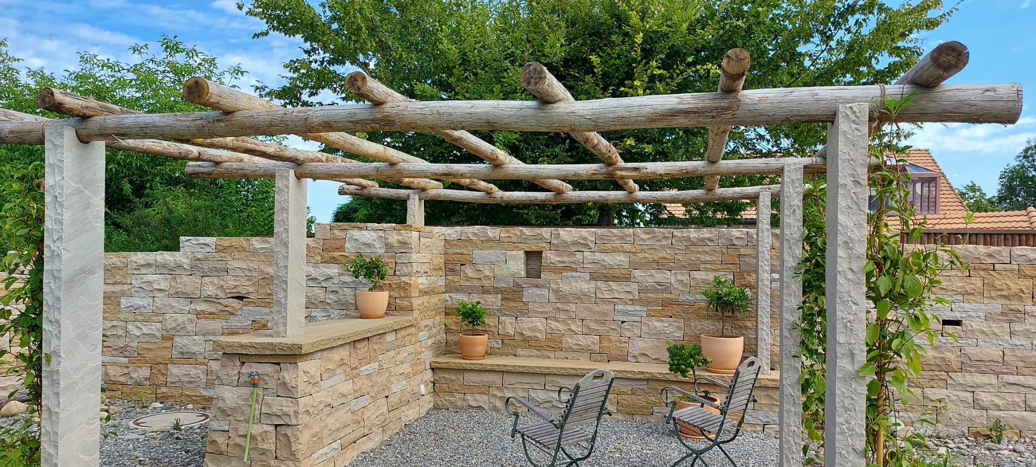 Naturstein - Pergola - naturnaher Gartenbau