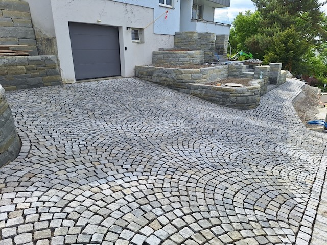 Naturstein trifft Design: Der neue Vorplatz in Goldach – langlebig, nachhaltig und einzigartig