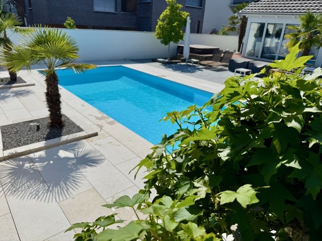 Ferien zuhause: Warum ein Pool im Garten mehr ist als Luxus und zu einer Investition in Lebensqualität wird