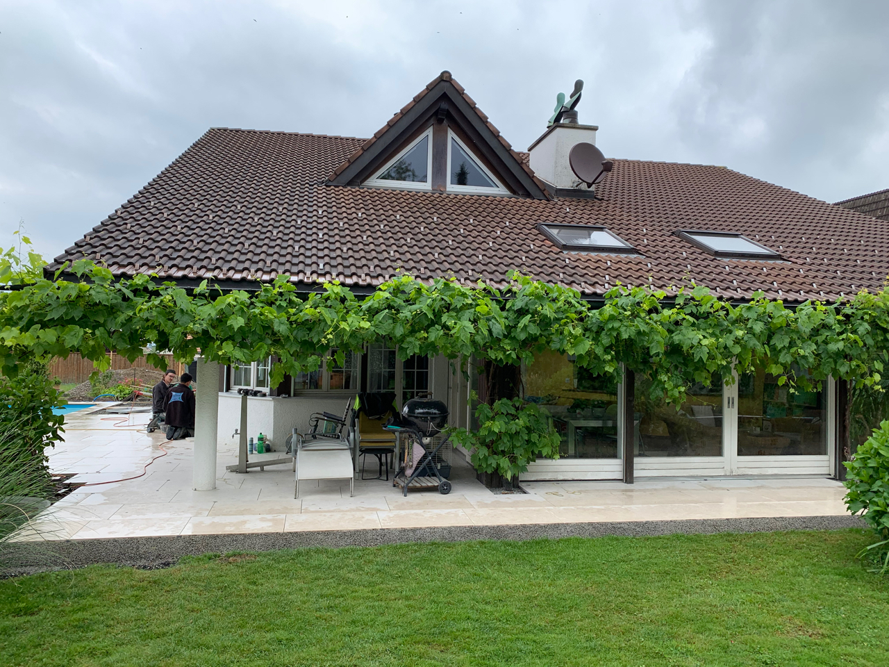 Gartenumbau in hellem Naturstein