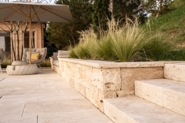 Natursteinmauer mit Lounge