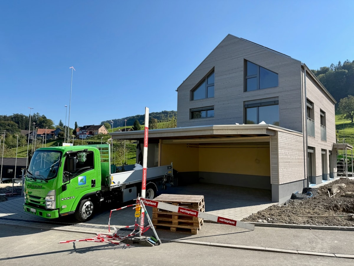 Vor Beginn der Arbeiten informieren wir Sie persönlich über den geplanten Start. Anschliessend beginnt die Umsetzung Ihres Gartenprojekts durch unser Gartenbau-Team. Nach Abschluss der Arbeiten erfolgt die gemeinsame Abnahme – mündlich oder auf Wunsch schriftlich.

In unseren Videos erhalten Sie zudem Einblicke in bereits umgesetzte Gartenprojekte und unsere Arbeit.