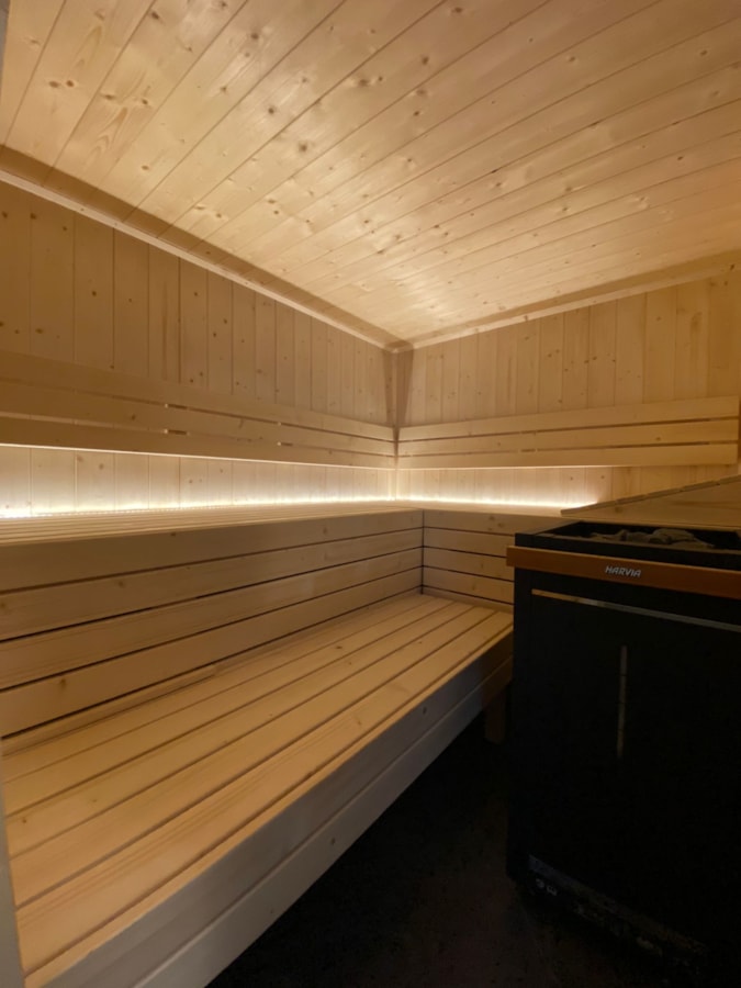 Stilvolle Aussensauna by varioplant / Glovital