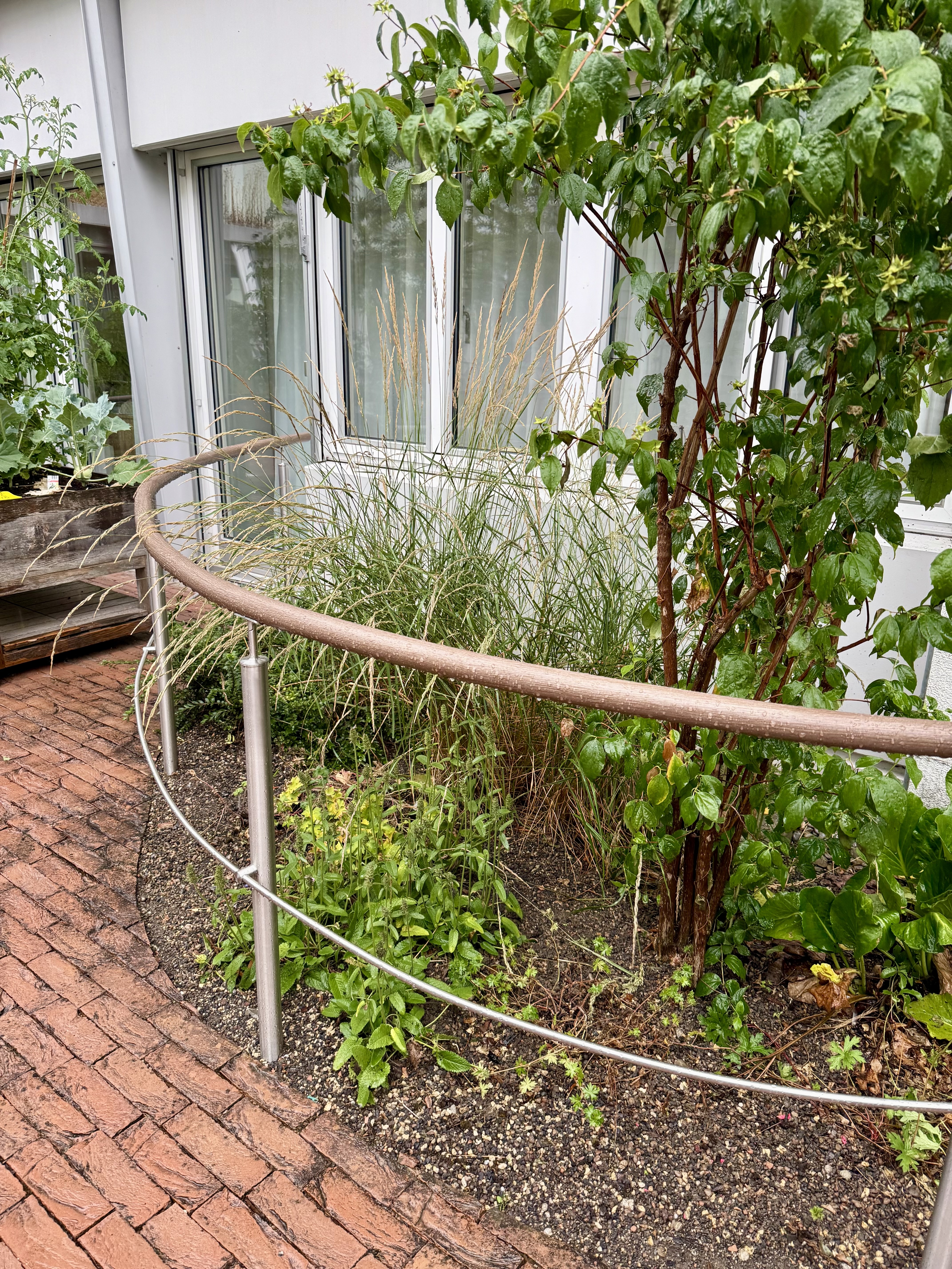 Einzigartig: 'handwarme', UV-beständige und dem Weg-/Treppenverlauf angepasste individuell gestaltete Handläufe.