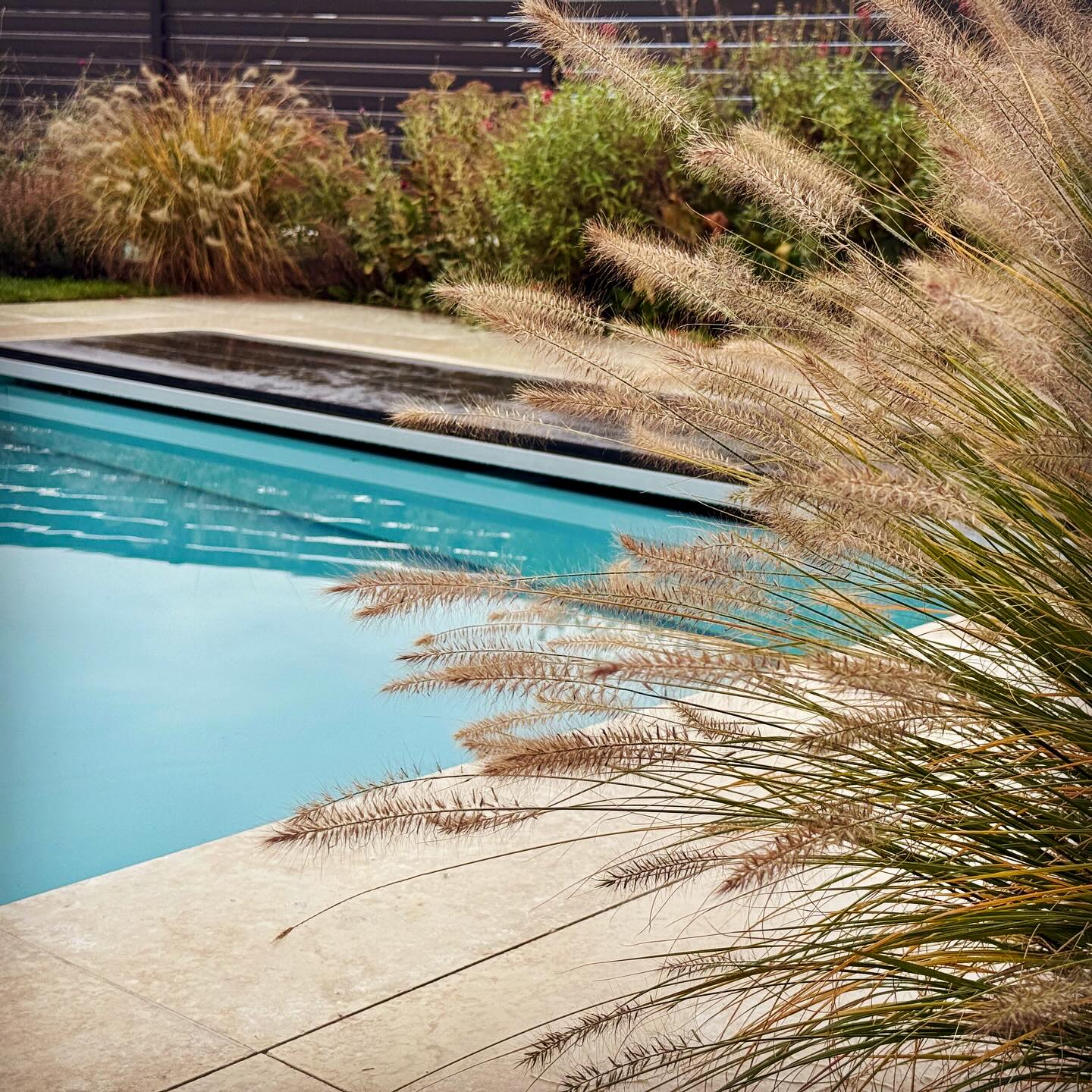 Individuelle Poollösungen mit moderner Technik – harmonisch integriert in Ihren Garten.