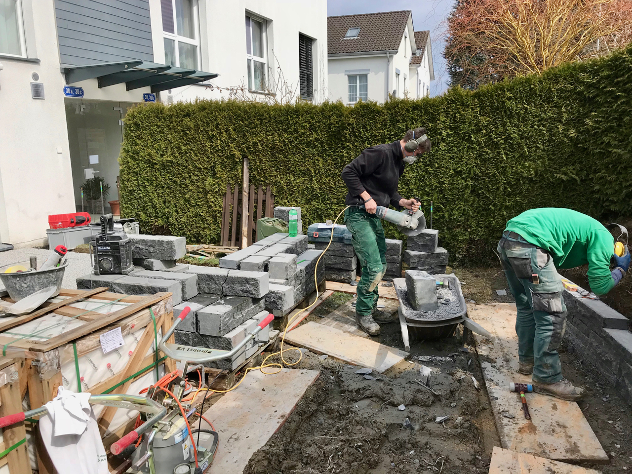 Überall wird im Garten gebaut