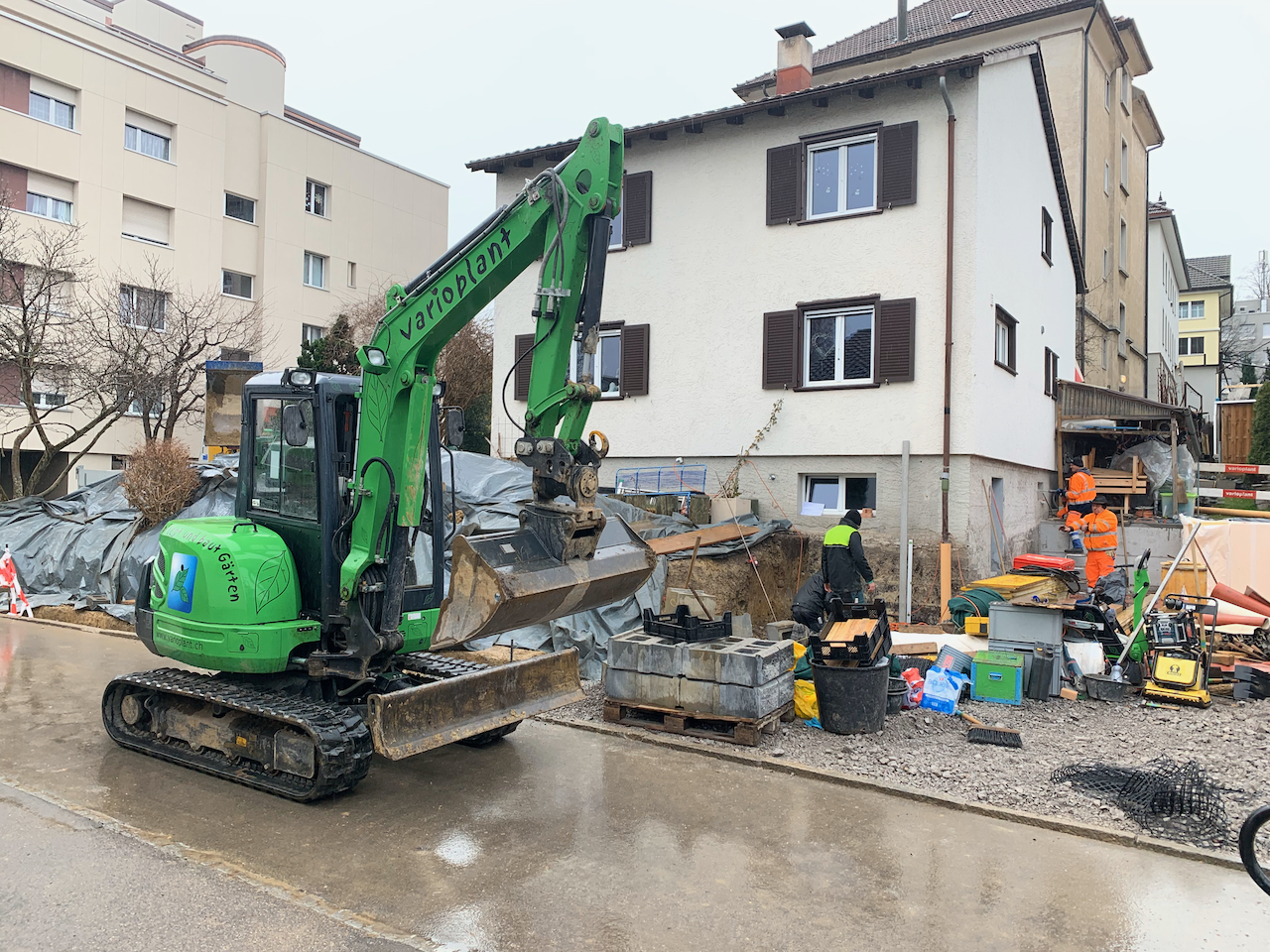 Mauersystem und Vorplatz in Farbe Muschelkalk